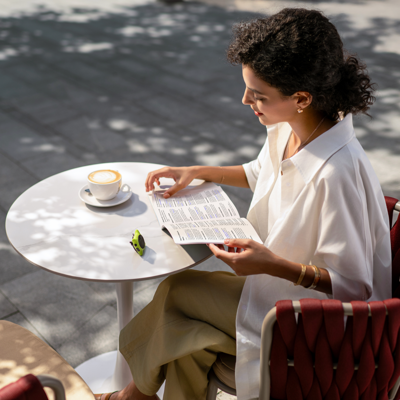 A woman uses looki to capture her coffee time.