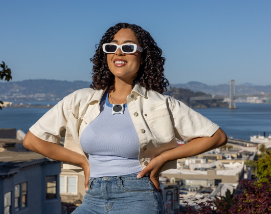 A woman travels with Looki L1.